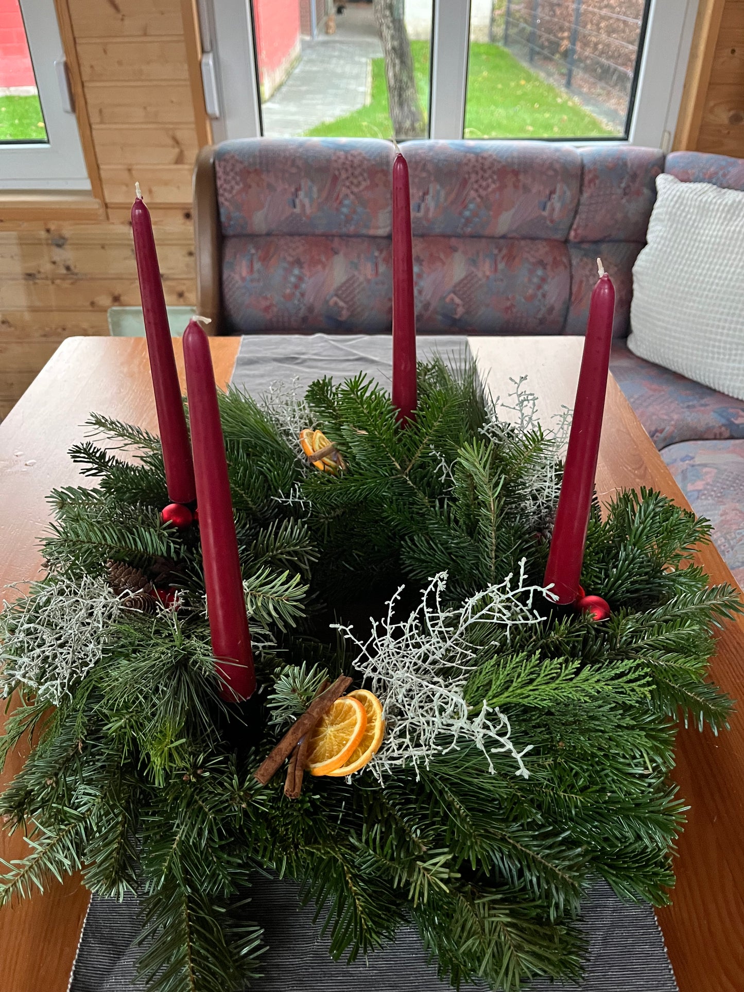 Adventskranz Rot - mit kleinen Highlights